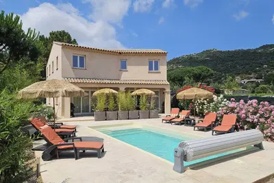 Image de Maison moderne avec piscine et proche du village