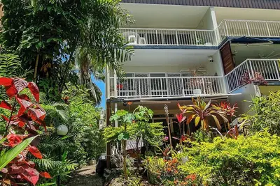 Image de 'Beach Haven' at Yorkeys Knob. Beachfront Apartment for 4 guests.