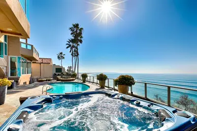 Image de 9, 100 sq ft celebrity oceanfront estate w\/ rooftop pickleball tennis & pool