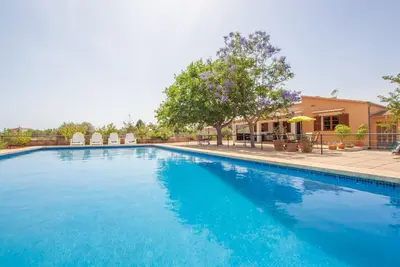 Image de Villa avec terrasse et piscine