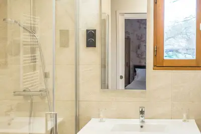 Image de Cottage Premium 2 Personnes : Luxe et Intimité au Cœur de la Nature