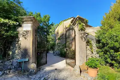Image de Bastide Xviii dans un parc avec arbres centenaires et piscine