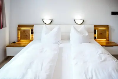Image de Comfortable and versatile room -perfect for relaxation, work and exchange
