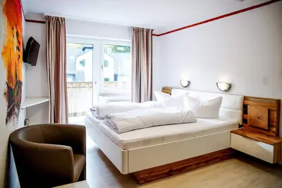 Image de Comfortable and versatile room -perfect for relaxation, work and exchange