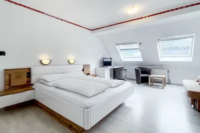 Image de Comfortable and versatile room -perfect for relaxation, work and exchange