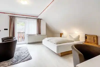 Image de Comfortable and versatile room -perfect for relaxation, work and exchange
