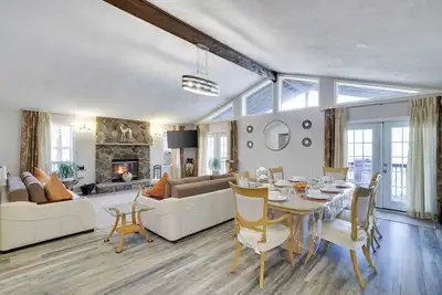 Image de Hit the slopes, hike through scenic trails, or unwind in the hot tub, this home has it all!