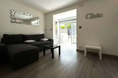Image de Charmant T2 Climatisé avec Parking Privé, Jardinet, à 900m de la Plage Roquille