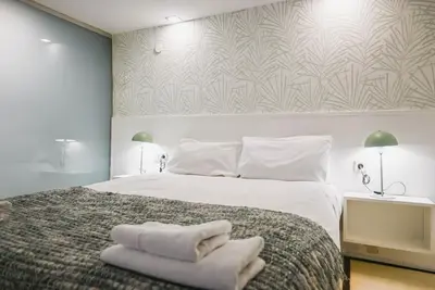 Image de Appartement Moderne et &Eacute;l&eacute;gant &agrave; Arg&uuml;elles avec 2 Suites et Dressing &ndash; Id&eacute;al pour les Familles