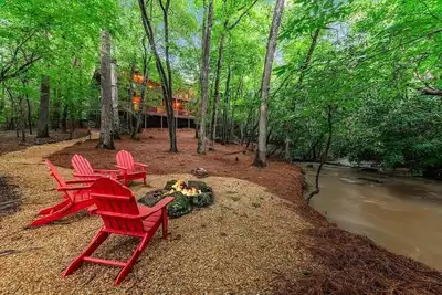 Image de Pet-friendly, family-sized cabin rental that is private and sits on a large creek