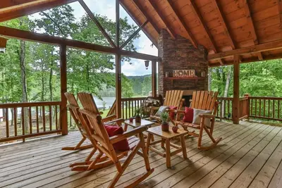 Image de Pet-friendly, lake-front cabin w/outdoor fireplace, dock with canoe