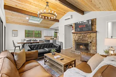 Image de Cabin in the Skye! - 5 BDs, Lake Harmony!