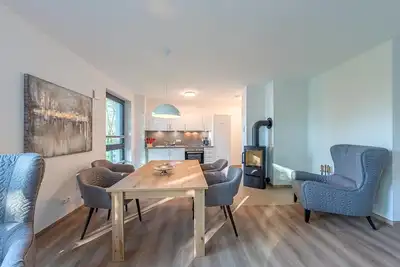 Image de Welcome to the 5-star Mantra Oasis vacation apartment directly on Lake Krakow.