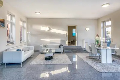 Image de Seaside House vacation home with direct lake access and sun terrace