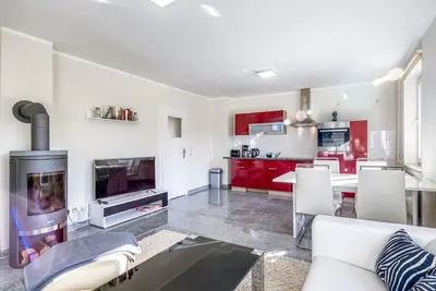 Image de Sunshine vacation home with spacious garden, fireplace and private sauna