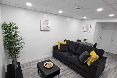 Image de Modern Basement suite with seperate entrance close to grocery, restaurant & mall