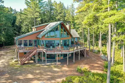 Image de Amazing Moultonborough retreat sleeps 14 and accommodates a 24 foot boat