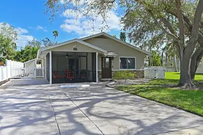 Image de Sunwashed Stone Villa - Pool, Hot Tub & Mini Golf Near Anna Maria Island