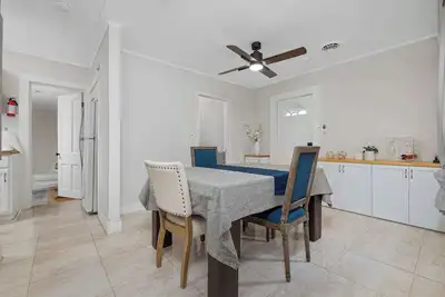 Image de Vintage West Central Apt | Walkable | Parking