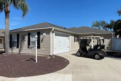 Image de Modern Open-Plan Home w\/ Updated Kitchen, Private Lanai & Golf Cart