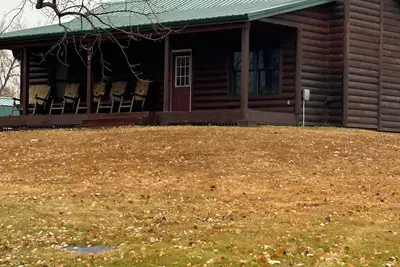 Image de Cozy 2-bedroom cabin with WiFi, Ac in serene Big Stone City
