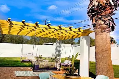 Image de Welcome to the epitome of upscale modern living at our stunning vacation home!