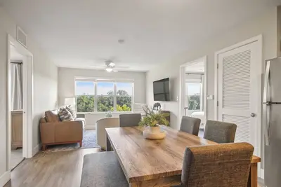 Image de The Alice Riverfront Condo with Pool & Gym Access