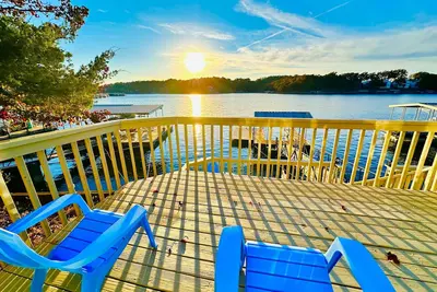 Image de Lakefront, Private Dock, 2 Decks, Firepit, Grill, Sleeps 8, Close to Bagnell Dam Strip