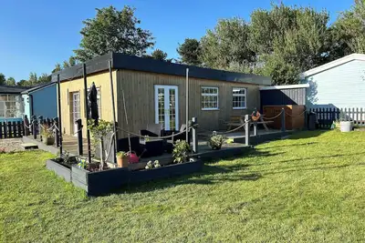 Image de Less than a minute from the beach. Sleeps 5, dog friendly. Kick back and relax.