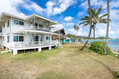 Image de Hale Kahakai - Oceanfront Retreat - Direct Beach Access - 30 Day Rental