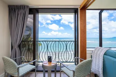 Image de Sunset Shores - Waialua Oceanfront Retreat - 30 Day Rental