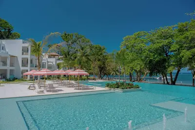 Image de Modern Island Living – 2-Bed, 2-Bath Beachfront Condo at Watercolors Roatán E4