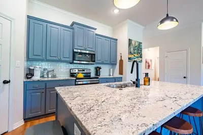 Rose City Gem Cozy & Vibrant Sleeps 7