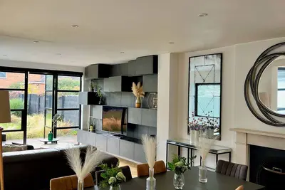 Image de Stunning 5 bedroom house in prime location. 30 min train into central London!