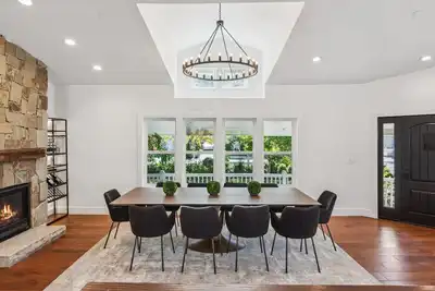 Image de Brand New! ! Spacious and Pristine newly remodeled 4-bedroom home in Glen Ellen.