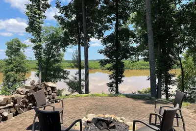 Image de Stunning views from this lakeside cottage. Sleeps 8-11.