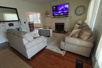 Image de 13. King bed, sleeps 22, historic 5-bedroom house in Albertville with WiFi, Ac