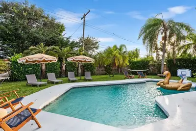 Image de Centrally Located 4bd Oasis w/ Pool & Movie Patio