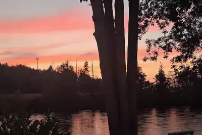 Image de Enjoy Beautiful Sunsets on the Willamette River in a rural setting