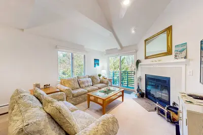 Image de Cozy condo w/ fireplace, balcony, indoor pool, hot tub, sauna, gym, steam room