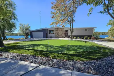 Image de Lakefront home w/ large patio, dock, putting green, gas grill, fire pit, & Wifi
