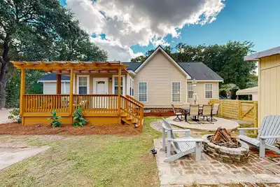 Image de Spacious house with deck, firepit + minutes from Kiawah