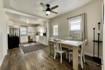 Image de Cozy 2-bedroom house on quiet street.