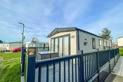 Image de Stunning 8 berth caravan with decking at Kessingland Beach ref 90017d