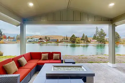 Image de Newly-built lakefront home with fire pit, grill, & lake access