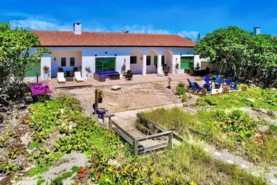 Image de Stunning Ocean front Villa 7 Bedrooms 2 kitchen & courtyard Pool
