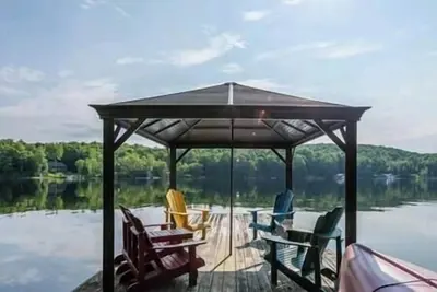 Image de Charming Lake Vernon Waterfront Cottage with Private Sauna