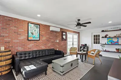 Image de 6 minutes away form the beach spacious home 4bd