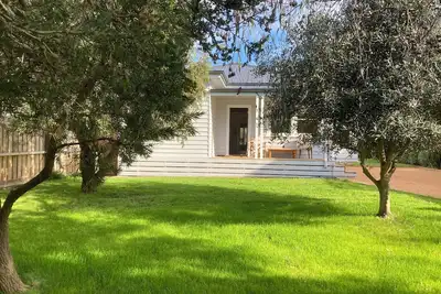 Image de Four-Bedroom, sun-filled beach house, 500m to beach, shops & restaurants.