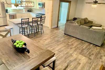 Image de Peaceful country cottage surrounded by a 1000 acre of heavily wooded area.